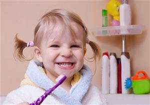 لصحة فم طفلك.. إليك الوقت المناسب لاستخدام خيط الأسنان