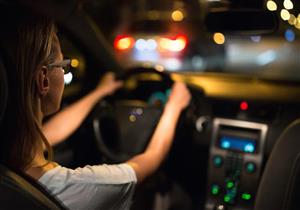 هل نظارات القيادة الليلية آمنة؟