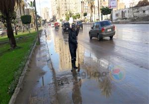 بالصور.. سقوط أمطار غزيرة على الإسكندرية و"نوة الميلاد" تواصل ضرب السواحل 