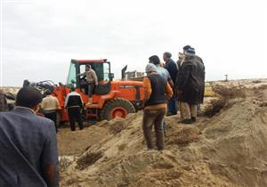 بالصور- قطعت شاطئ بلطيم.. كيف تعامل مسئولو الري مع مياه البحر المتوسط؟ 