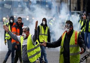 "السترات الصفراء" تمطر متجر "أورانج" في الشانزلزيه بالحجارة (فيديو)