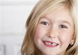 هل ابتلاع طفلك لأسنانه المكسورة يشكل خطر؟