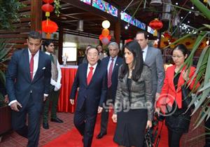 إنارة برج القاهرة باللون الأحمر احتفالا بعيد الربيع الصيني (فيديو وصور)