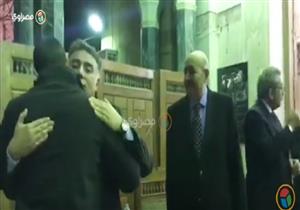 فيفي عبده وكريم عبدالعزيز في عزاء والدة السيناريست تامر حبيب