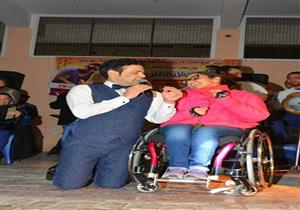 بالصور ..الصغير يشعل مسرح نادى الشمس بـ"تسلم الأيادي".. ويغني للبطلة البارالمبية