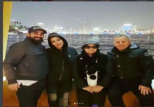 بالصور.. عزومة على النيل تجمع سمية الخشاب وأحمد سعد مع صديق لبناني