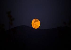 ديلي ميرور : من الكسوف إلى زخات الشهب ظواهر فلكية الشهر الجاري