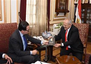 رئيس جامعة القاهرة يلتقي سفير فرنسا لبحث أوجه التعاون