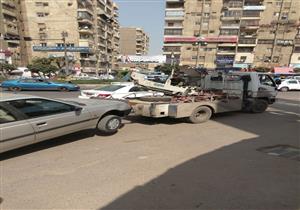 متروكة ومتهالكة في الشوارع.. رفع 46 سيارة ودراجة نارية بالقاهرة والجيزة
