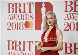 بالصور ..نجوم حفل الـ "BRIT" يناهضون التحرش الجنسي بـ"الوردة البيضاء" تعرف علي قائمة الجوائز