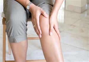 هل الجلوس لفترات طويلة يسبب خشونة الركبة؟