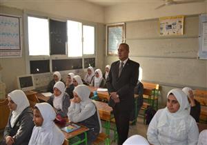 بالصور.. محافظ السويس يصرف مكافأة لمعلمين تميزا في الشرح