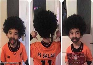 طفل "مهووس" بمحمد صلاح.. يقلده بطريقة طريفة