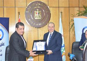 بالصور.. وزير القوى العاملة يتبادل الدروع مع رئيس أمناء "صناع الخير"