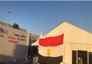 سيدة تبكي بالسفارة المصرية في الإمارات: "عايزة السيسي يكّمل" -فيديو