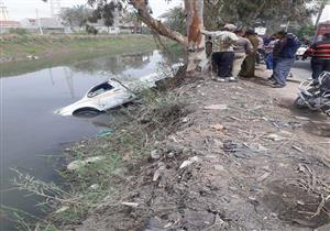 سقوط سيارة نقل في ترعة عزب النهضة بدمياط 