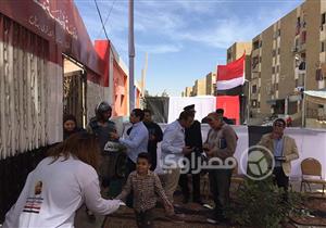 صور| حملة "انزل.. شارك" توزع صور السيسي وأعلام مصر أمام لجان "التجمع"