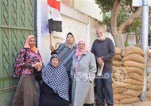 في العجوزة.. كبار السن أمام اللجان "من الصُبحية"