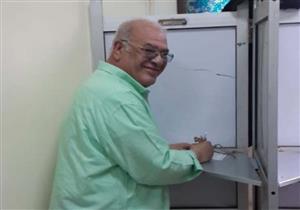 بالصور- صلاح عبدالله يلتقط صورًا تذكارية مع جمهوره بعد التصويت بالانتخابات الرئاسية