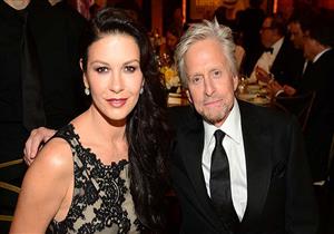 "قبلة" كاثرين زيتا جونز ومايكل دوجلاس تشعل مواقع التواصل - صورة