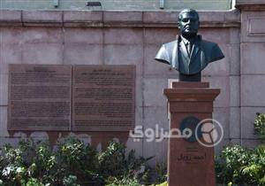 بالصور.. محافظ الإسكندرية يزيح الستار عن تمثال "زويل"