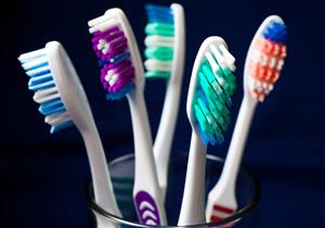 تجنب مخاطرها.. 7 طرق لحفظ وتنظيف فرشاة الأسنان