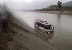 مقتل 17 شخصًا إثر سقوط حافلة بنهر في كينيا