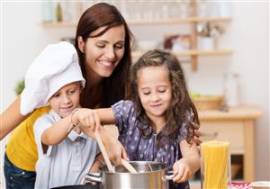  5 أسباب تدفعك لطهي الطعام مع طفلك.. بينها زيادة ذكاءه