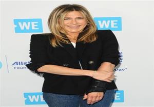 بالصور- رغم إصابتها في يدها.. جينيفر أنيستون تحضر حفل "We Day"