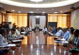 محافظ الأقصر يناقش معوقات المشروعات المتوقفة