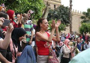 "انبساط على المعاش".. كبار السن يحتفلون بمهرجان الطبول في المعز