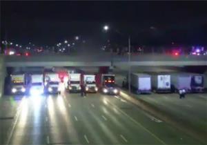 شاحنات تصطف تحت جسر لمنع شاب من الانتحار (فيديو)