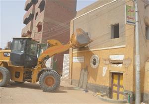 بالصور- هدم عقار آيل للسقوط في الوادي الجديد