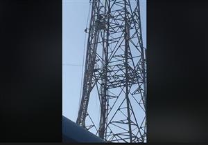 بالفيديو.. إنقاذ شخص هدد بالانتحار من أعلى برج مجاور لمرور العجوزة