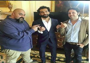 بالصور.. لهذا السبب.. محمد صلاح يستقبل هشام ماجد وشيكو في لندن