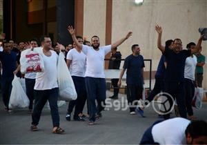 بالصور.. خروج الشباب المفرج عنهم من السجن بقرار من "السيسي"