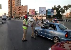 بالصور.. "مرور الدقهلية" يوزع وجبات إفطار على المسافرين بالطرق السريعة