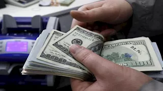 "لعنة" الأموال الساخنة تقفز بالدولار مقابل الجنيه
