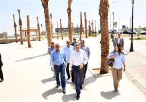 وزير الإسكان يتفقد حدائق محور جمال عبدالناصر في أكتوبر -صور