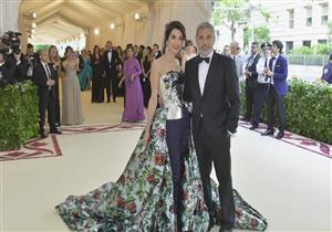 بالصور - أمل وجورج كلوني يخطفان الأنظار بأناقتهما بحفل "Met Gala"