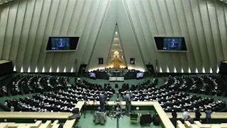 البرلمان الإيراني يوافق رسميًا على إغلاق مضيق هرمز