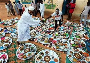 بالصور: في وداع رمضان.. موائد إفطار حول العالم