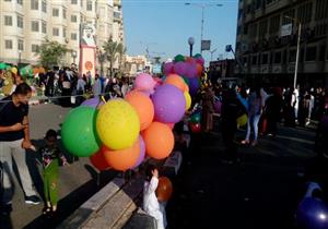 بالصور.. إقبال كبير على شراء البالونات وألعاب الأطفال في بورسعيد