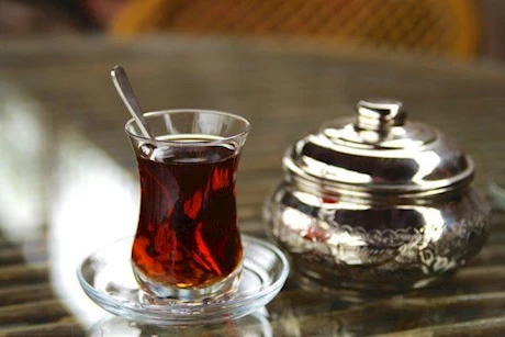 ماذا يفعل شرب الشاي قبل النوم مباشرة بالجسم؟