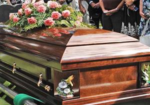 هل يجوز رفع الصوت بقراءة القرآن والذكر أثناء تشييع الجنازة؟