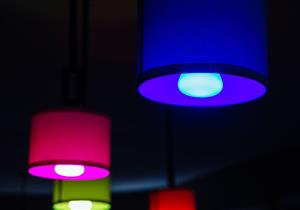 ما العلاقة بين لون الأضواء وحالتك النفسية؟