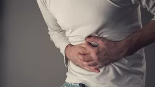 6 أعراض تنذرك بالتهابات في جدار المعدة.. احذر