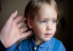 العلم يحذر الآباء: أبناؤكم مهددون بفقد السمع لهذا السبب