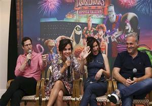 صور..سيلينا جوميز تداعب فريق عمل فيلمها "Hotel Transylvania 3" بالمؤتمر الصحفي