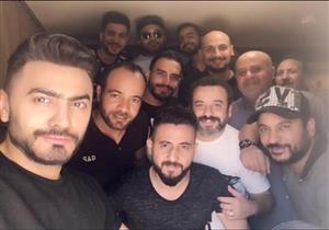 تامر حسني برفقة صناع ألبومه الجديد.. صورة
